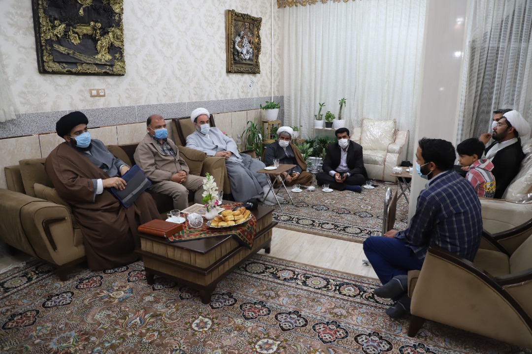 حضور نماینده ولی فقیه در سیستان‌وبلوچستان در منزل شهید محمد برخوردار