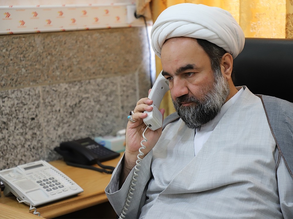 احوال‌پرسی آیت‌الله محامی از معاون آموزش حوزه علمیه دارالعلوم زاهدان