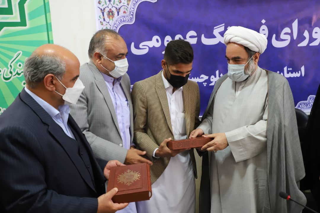 در حاشیه نشست شورای فرهنگ عمومی استان 
تجلیل آیت‌الله محامی از دارنده مدال برنز مسابقات جهانی بوکس