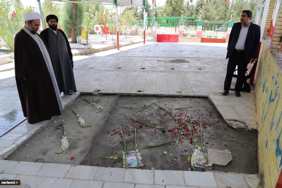 حضور نماینده ولی فقیه در سیستان و بلوچستان بر سر مزارشهیدان محمد صیادی و آرمان سرحدی از شهدای حادثه کنارک در زاهدان