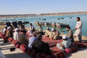 بازدید نماینده مقام معظم رهبری در سیستان‌وبلوچستان از اسکله صیادی پَسابَندر