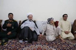 گزارش تصویری حضور آیت‌الله محامی در منزل خانواده اولین شهید «جنگ رمضان» در کنارک 3