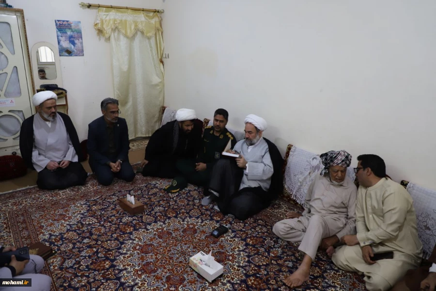 گزارش تصویری حضور آیت‌الله محامی در منزل خانواده اولین شهید «جنگ رمضان» در کنارک 4