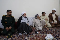گزارش تصویری حضور آیت‌الله محامی در منزل خانواده اولین شهید «جنگ رمضان» در کنارک 5