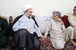 گزارش تصویری حضور آیت‌الله محامی در منزل خانواده اولین شهید «جنگ رمضان» در کنارک 8