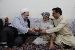 گزارش تصویری حضور آیت‌الله محامی در منزل خانواده اولین شهید «جنگ رمضان» در کنارک 10