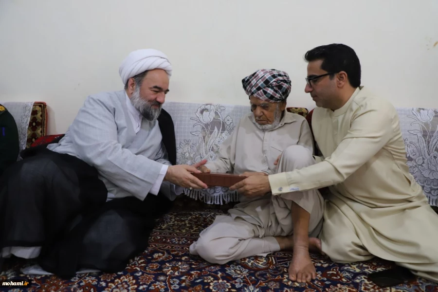 گزارش تصویری حضور آیت‌الله محامی در منزل خانواده اولین شهید «جنگ رمضان» در کنارک 10