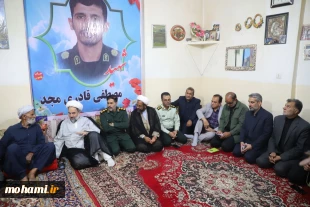 گزارش تصویری
دیدار آیت‌الله محامی با خانواده شهید مصطفی قادری در شهر علی‌اکبر  8