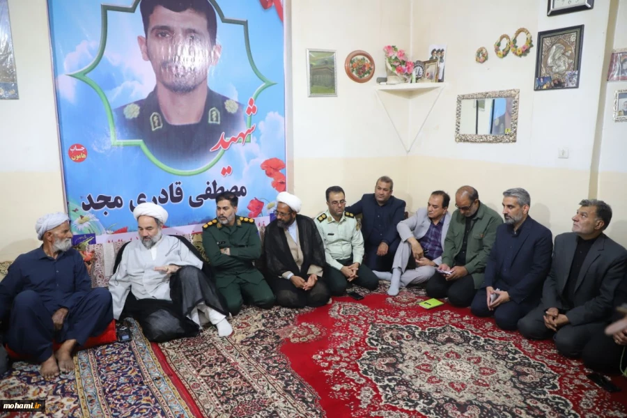 گزارش تصویری
دیدار آیت‌الله محامی با خانواده شهید مصطفی قادری در شهر علی‌اکبر  8