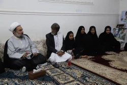 گزارش تصویری 
حضور آیت‌الله محامی در منزل شهید محمدرضا شاقوزائی در روستای اصغرِ شهرستان زابل 4