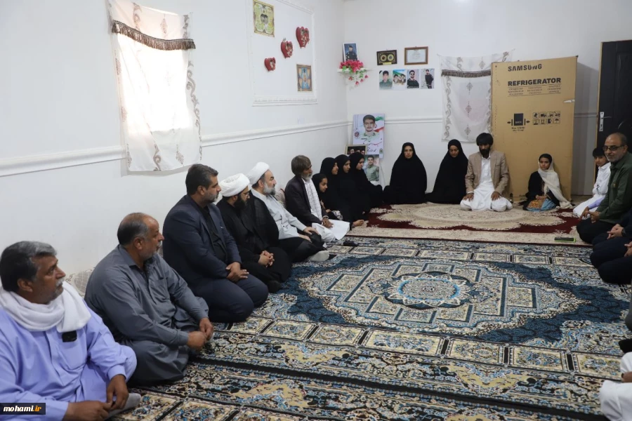 گزارش تصویری 
حضور آیت‌الله محامی در منزل شهید محمدرضا شاقوزائی در روستای اصغرِ شهرستان زابل 5