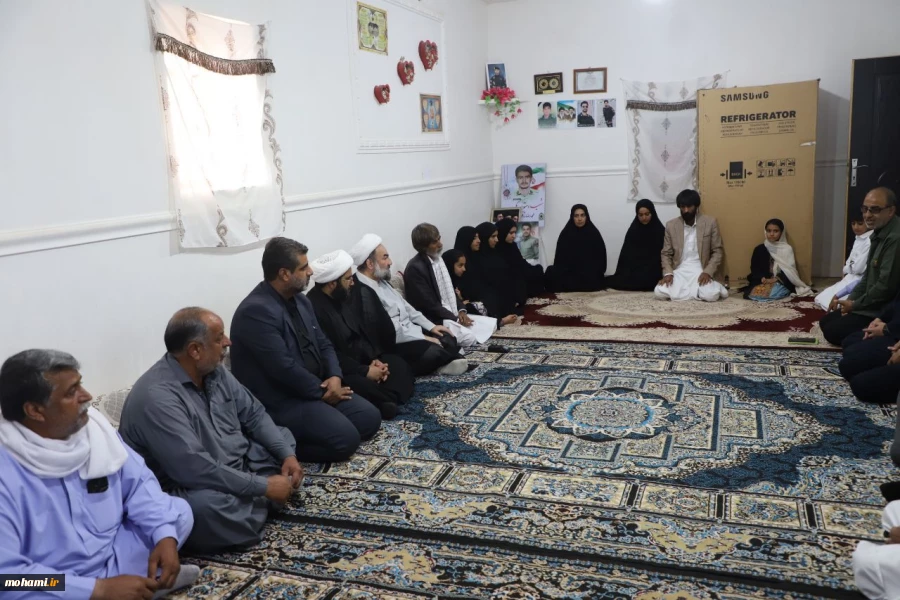 گزارش تصویری 
حضور آیت‌الله محامی در منزل شهید محمدرضا شاقوزائی در روستای اصغرِ شهرستان زابل 7